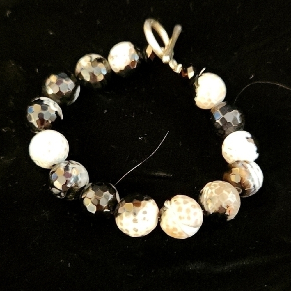 31. Black and white beaded bracelet